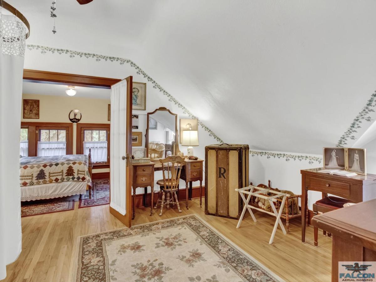 Robins Nest Bed & Breakfast Cody Bagian luar foto
